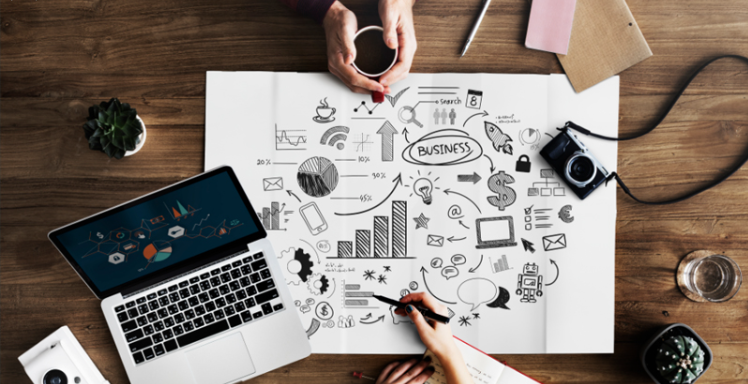 设计开发工作场景,程序员在电脑前工作